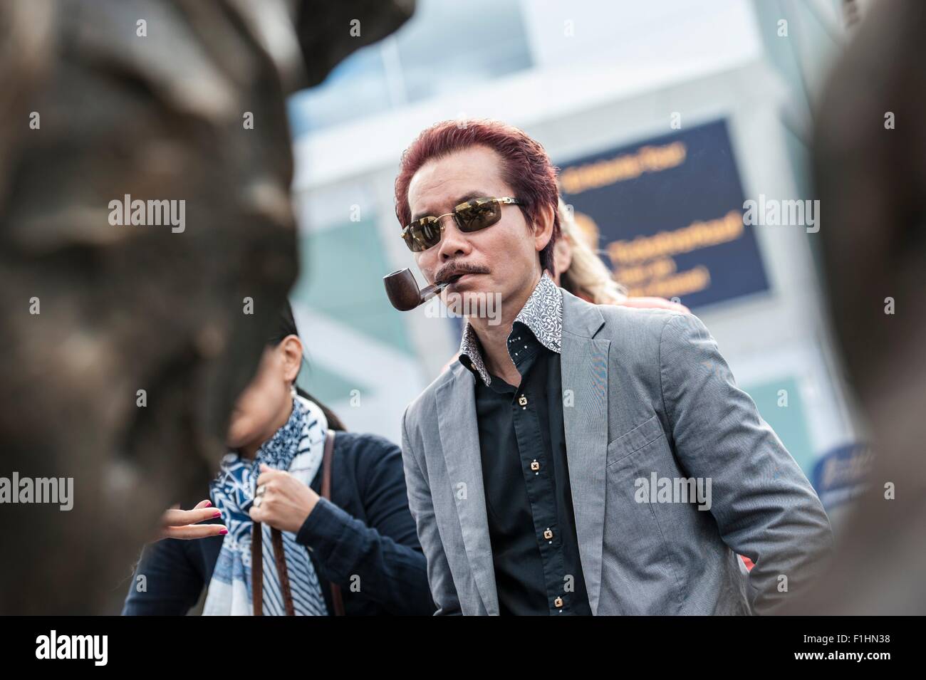 Berlin, Allemagne. 2Nd Sep 2015. L'artiste chinois Xu Hongfei se trouve dans le 'Lustgarten' ('jardin de plaisir') à Berlin, Allemagne, 2 septembre 2015. Hongfei's open air exposition 'Chubby femmes" a été ouverte le même jour dans l'après-midi. Plusieurs de ses œuvres s'affiche autour de la ville (surtout la Potsdamer Platz) jusqu'au 13 septembre 2015. Dpa : Crédit photo alliance/Alamy Live News Banque D'Images