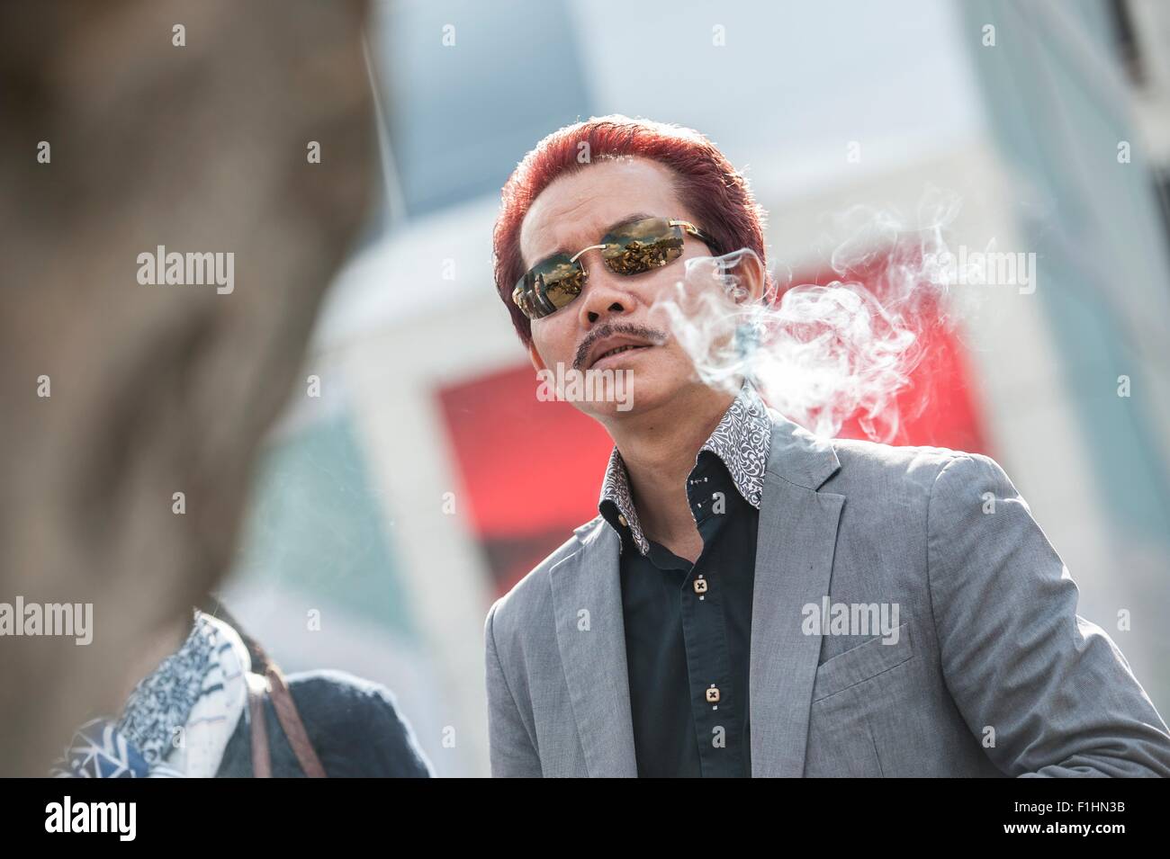 Berlin, Allemagne. 2Nd Sep 2015. L'artiste chinois Xu Hongfei se trouve dans le 'Lustgarten' ('jardin de plaisir') à Berlin, Allemagne, 2 septembre 2015. Hongfei's open air exposition 'Chubby femmes" a été ouverte le même jour dans l'après-midi. Plusieurs de ses œuvres s'affiche autour de la ville (surtout la Potsdamer Platz) jusqu'au 13 septembre 2015. Dpa : Crédit photo alliance/Alamy Live News Banque D'Images