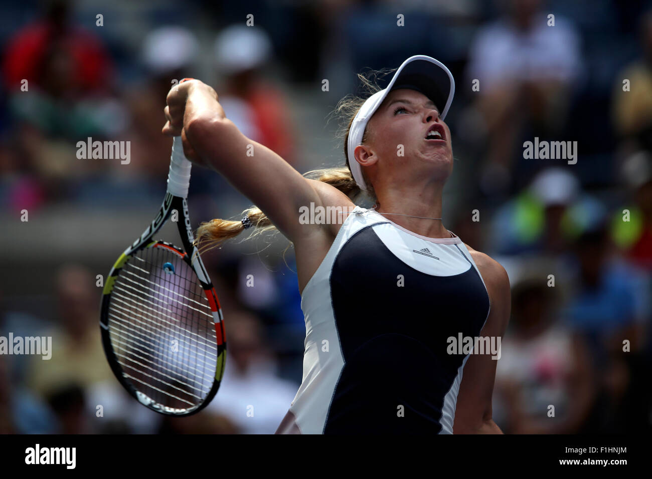 Flushing Meadows, New York, USA. 01 Sep, 2015. Caroline Wozniacki du Danemark, le nombre de semences 4, au cours de son premier tour Jamie Loeb de l'United States à l'US Open à Flushing Meadows, New York. Crédit : Adam Stoltman/Alamy Live News Banque D'Images