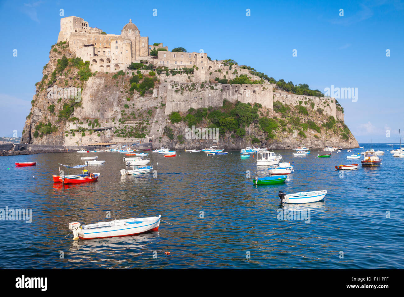 Paysage côtier de port d'Ischia avec Château Aragonais et l'ancre des bateaux en bois Banque D'Images