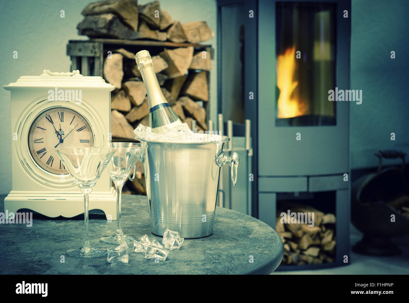 Home intérieur de fête avec champagne, vintage réveil et d''une cheminée. Retro style tonique photo. Selective focus Banque D'Images