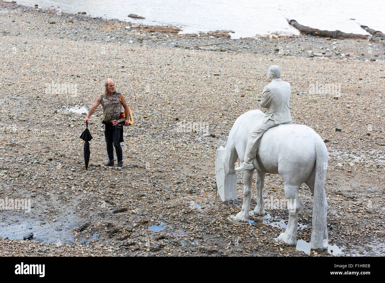 Londres, Angleterre, 02/09/2015. "La Marée montante" est une série de quatre, 3,3-tall horse sculptures installées sur l'estran à neuf Elms sur la rive sud, la première commission de Londres pour sous-marins de renommée internationale sculpteur Jason deCaires Taylor. Ces sculptures seront dissimulées et révélé par la vague, à voir à partir de la promenade Riverside pour jusqu'à deux heures avant la marée basse. Les sculptures seront sur place tout au long de septembre. Banque D'Images