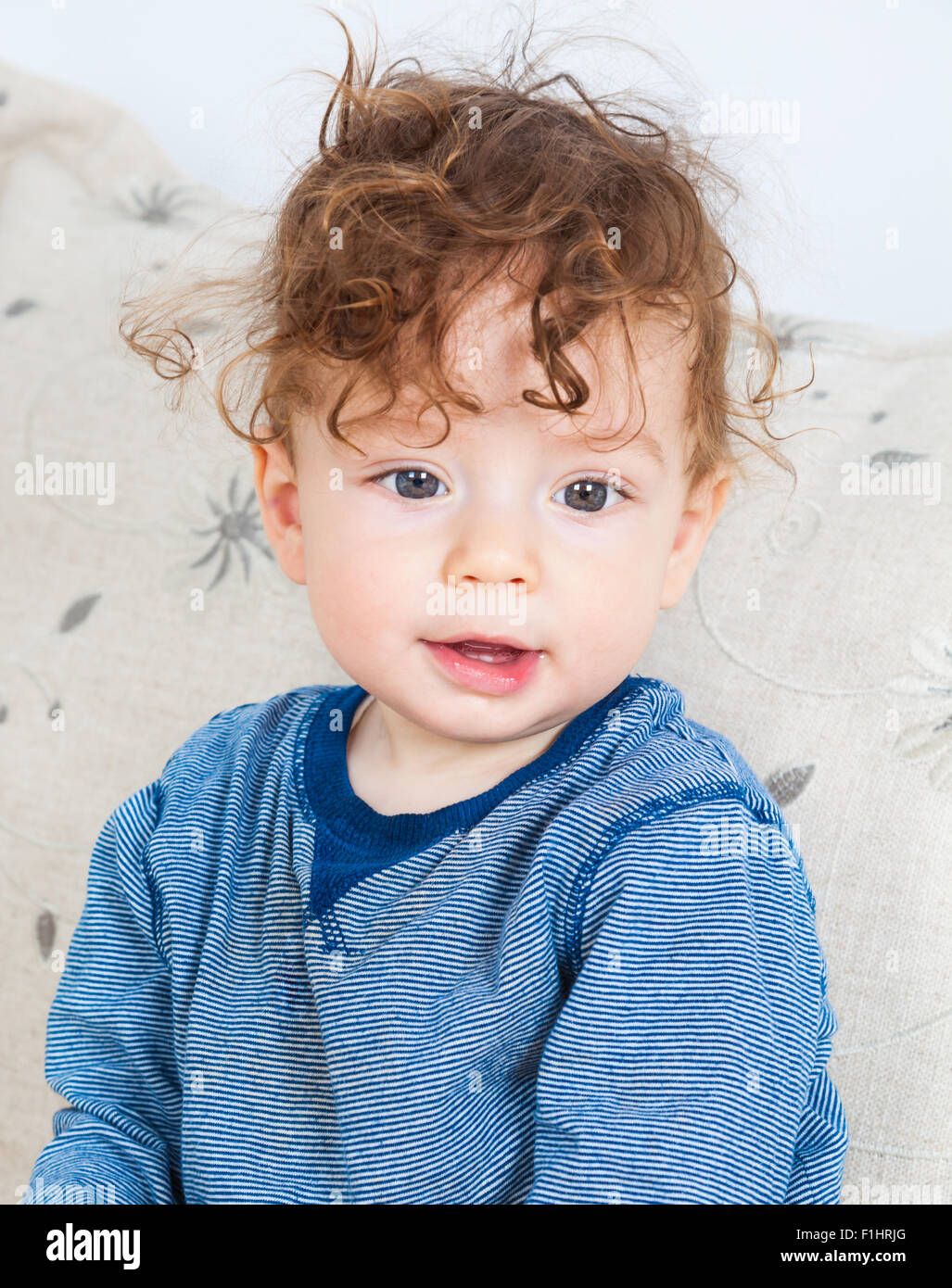 11 Mois Bebe Garcon Portrait Jouant Sur Le Canape A La Maison Photo Stock Alamy