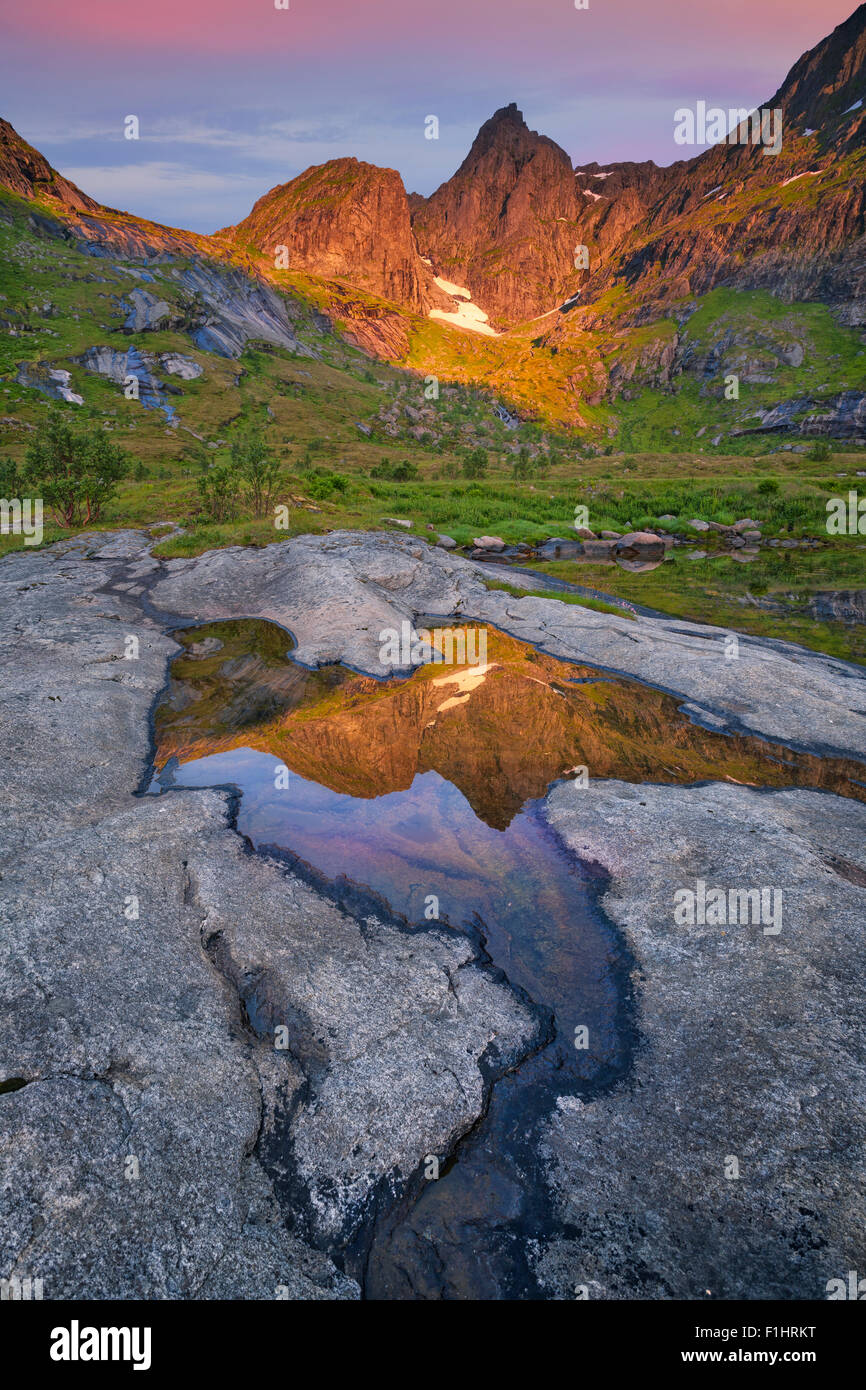 Image de la gamme de montagne situé à îles Lofoten en Norvège pendant le lever du soleil. Banque D'Images