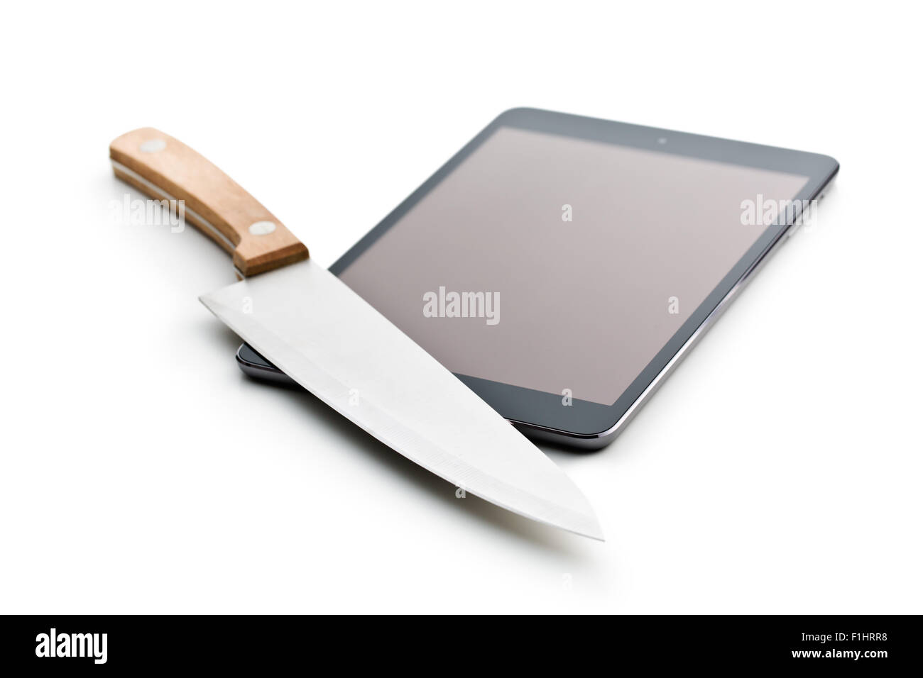 Tablette de l'ordinateur et le couteau sur fond blanc Banque D'Images