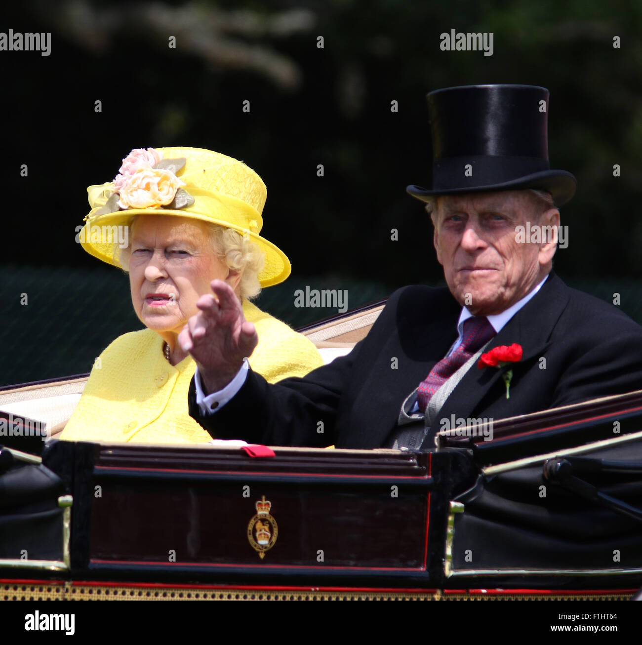 ASCOT, Angleterre - le 19 juin : La Reine Elizabeth II et le Prince Philip arrivent pour quatre jours de Royal Ascot à Ascot Racecourse le 19 juin Banque D'Images