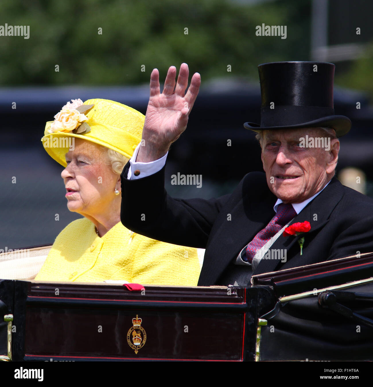 ASCOT, Angleterre - le 19 juin : La Reine Elizabeth II et le Prince Philip arrivent pour quatre jours de Royal Ascot à Ascot Racecourse le 19 juin Banque D'Images