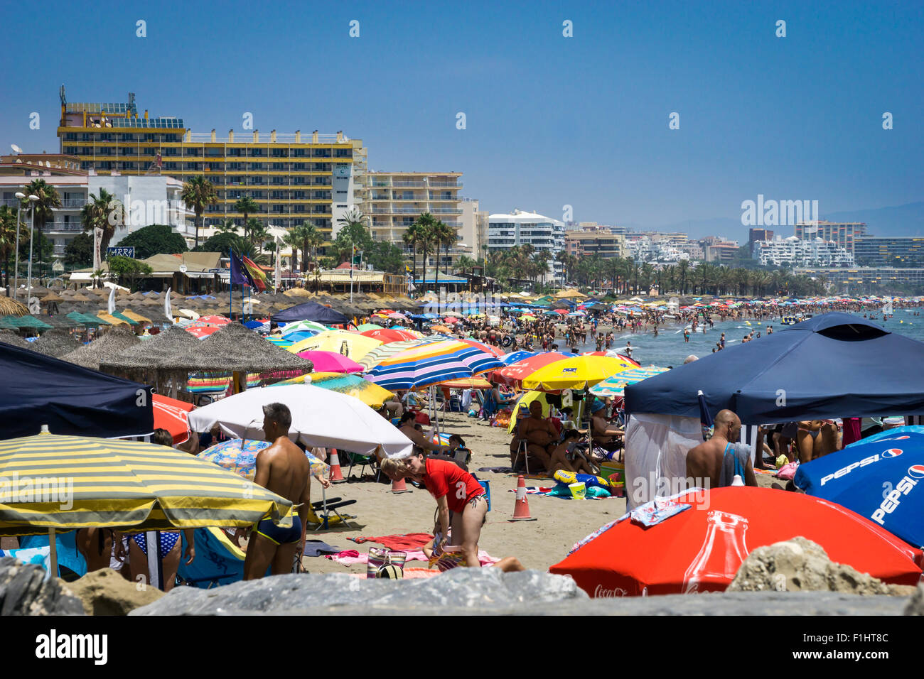 Une plage bondée à Benalmadena, Costa del Sol, Espagne. Banque D'Images