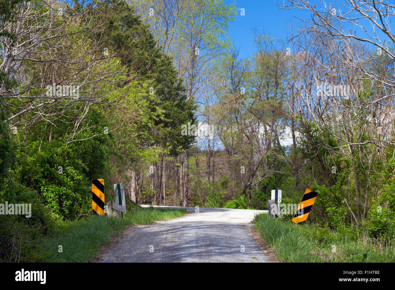 Une voie étroite sur un pont unpaved lane rural en Virginie, aux États-Unis. Banque D'Images