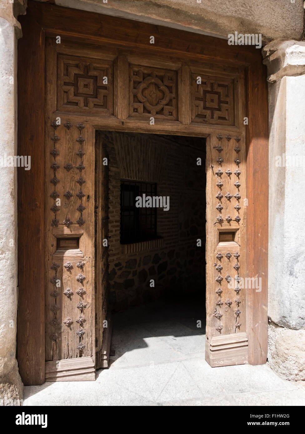 La porte en bois, Tolède, Castille la Manche, Espagne. Banque D'Images