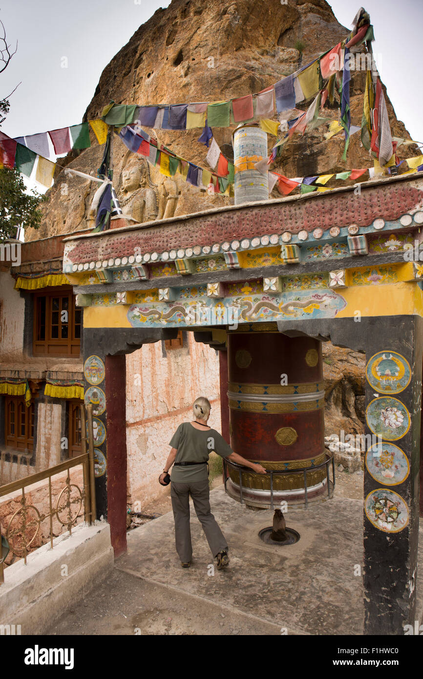 L'Inde, le Jammu-et-Cachemire, Ladakh, Bouddhisme, temple Mulbekh en rotation des roues de prière grand tourisme Banque D'Images