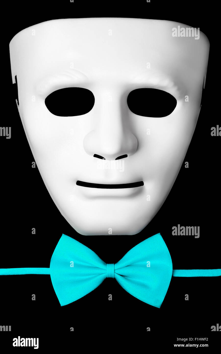 Masque blanc et bleu noeud papillon isolé sur fond noir Photo Stock - Alamy