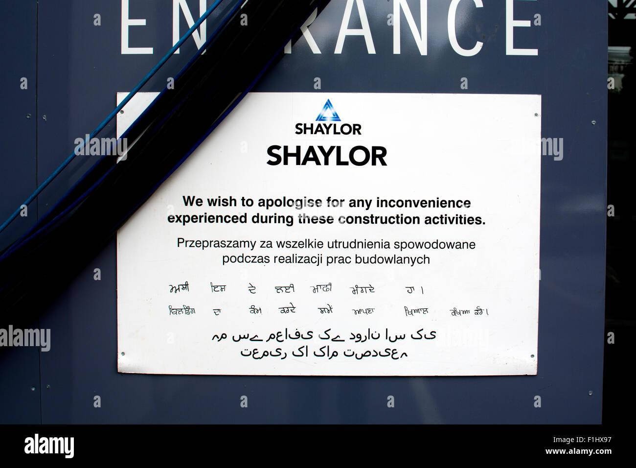 Un Shaylor multilingue signe sur signe du Groupe au cours de la rénovation de l'aile des cygnes, Théâtre RSC, Stratford-upon-Avon, Royaume-Uni Banque D'Images