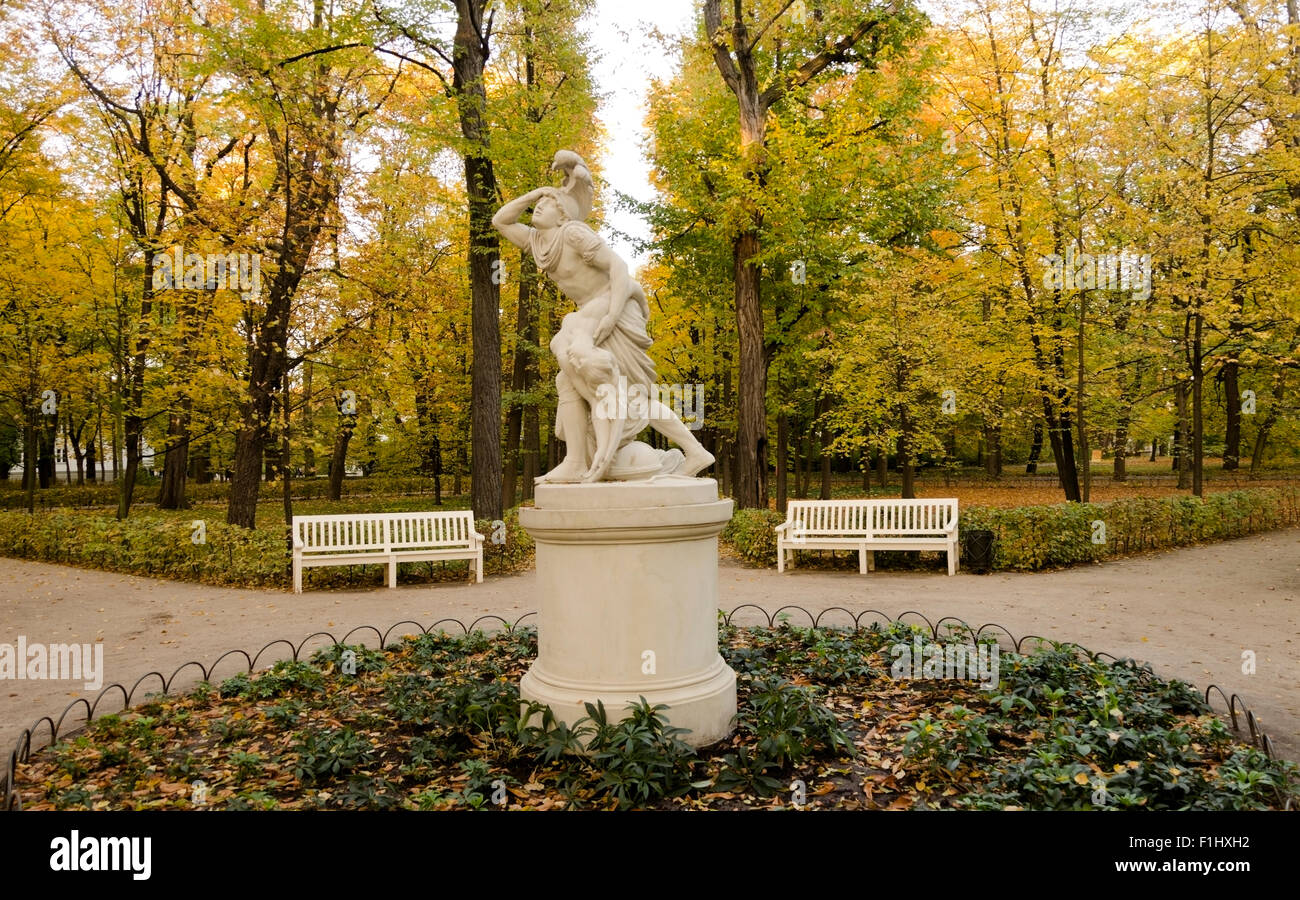 Clorinde sculpture dans le bain Royal Lazienki Park avec des bancs blancs, Varsovie, Pologne, UNION EUROPÉENNE Banque D'Images