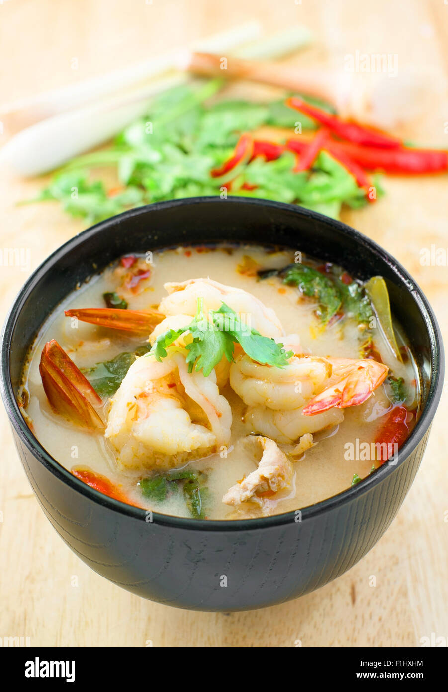 Tom Yum Kung, soupe traditionnelle thaï épicé Banque D'Images