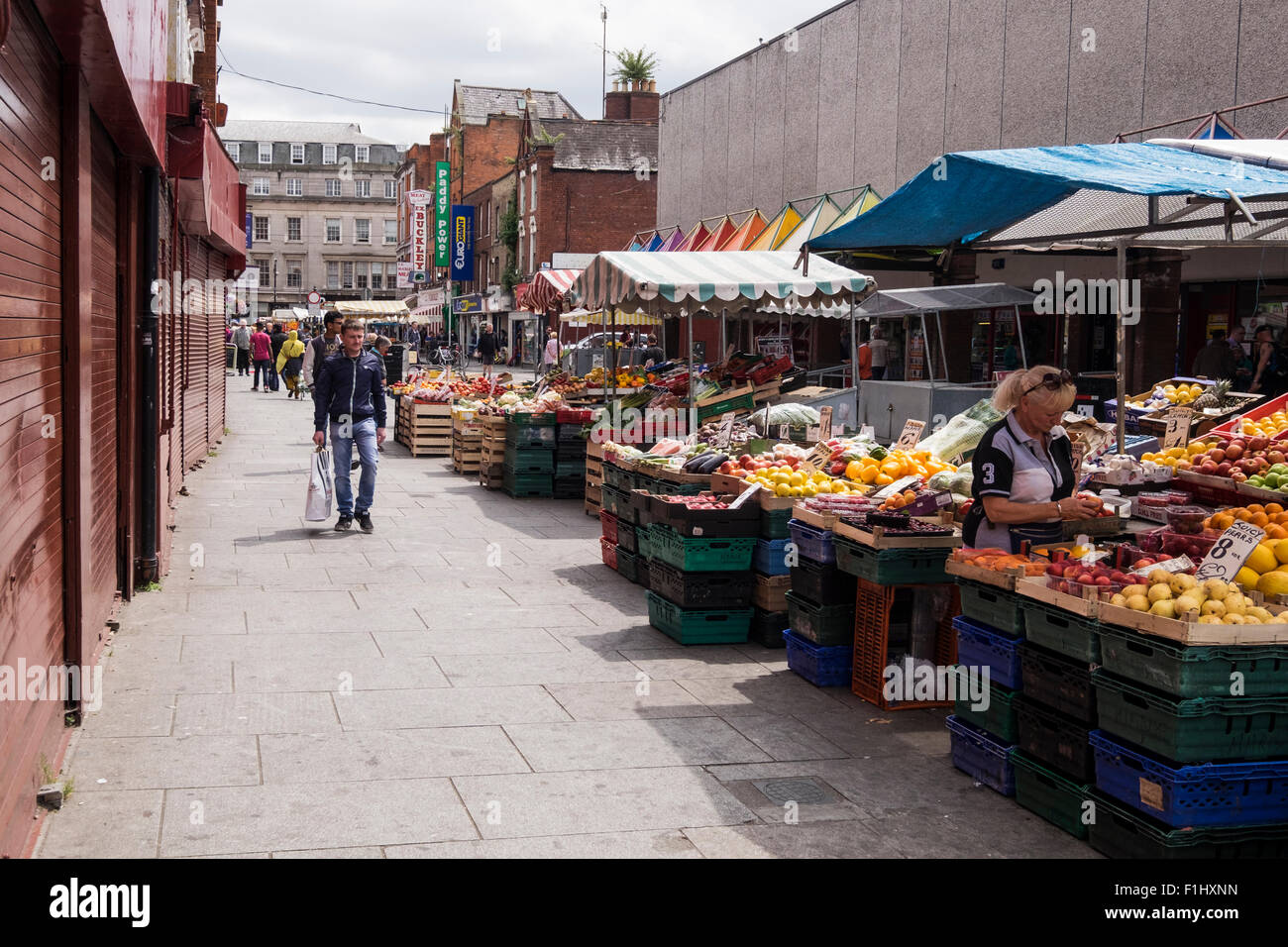Les vendeurs de fruits et légumes sur les étals du marché Moore Street dans le centre-ville de Dublin Irlande 1916 easter rising escape route de GPO Banque D'Images