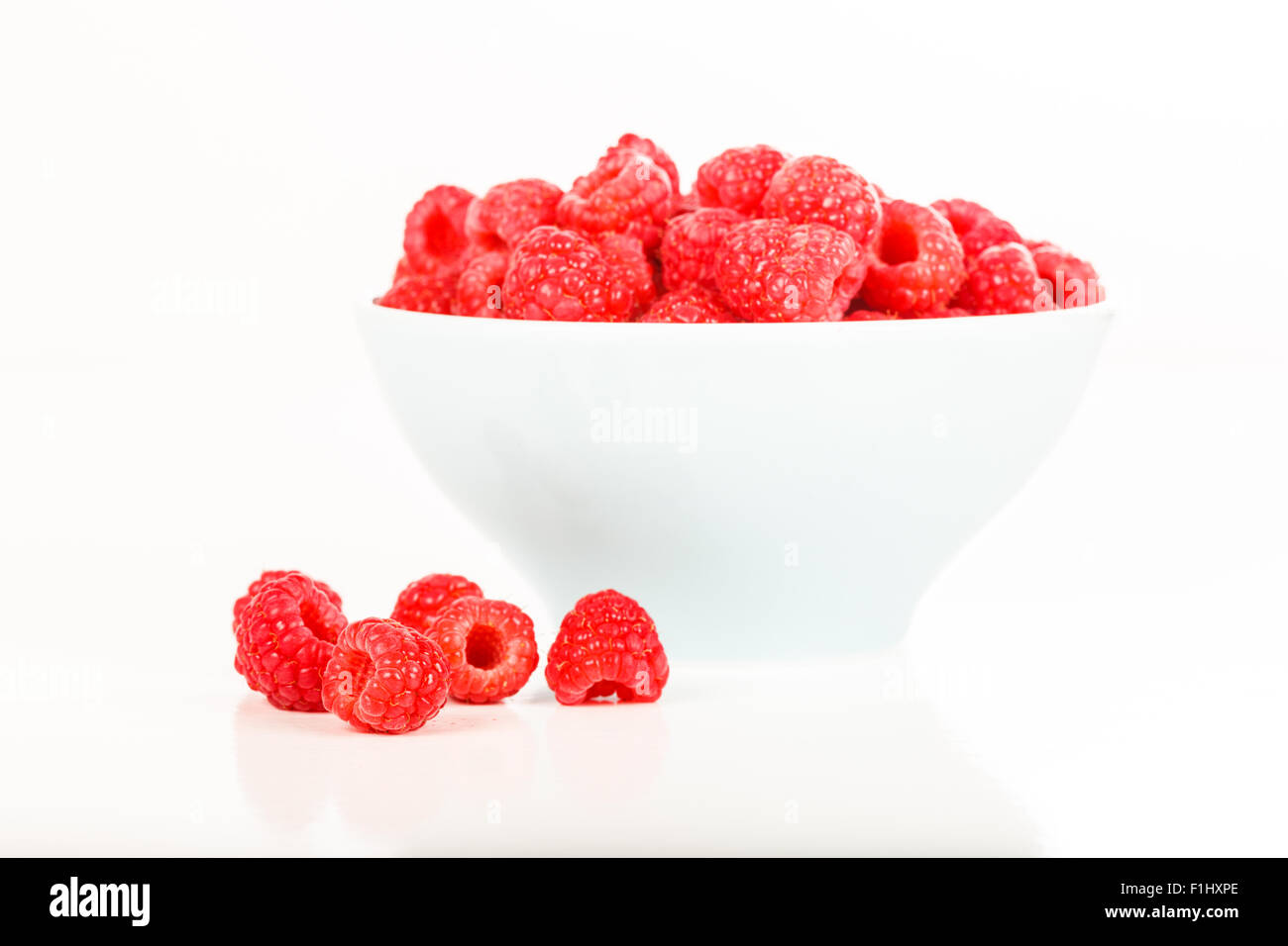 Les framboises rouges frais dans un bol Banque D'Images