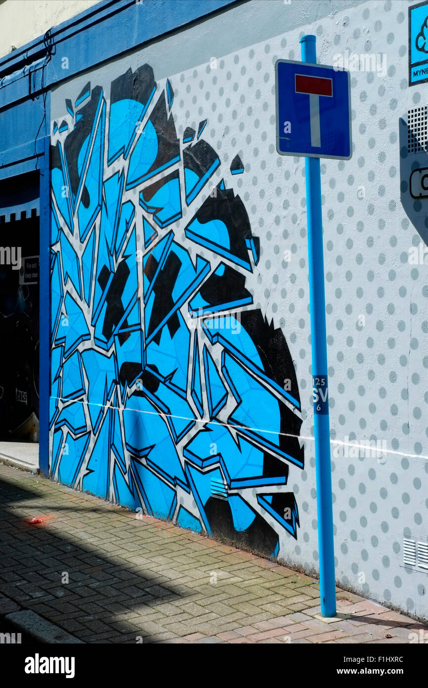 Dead End road sign avec des graffiti bleu sur le mur derrière l'angleterre uk Banque D'Images