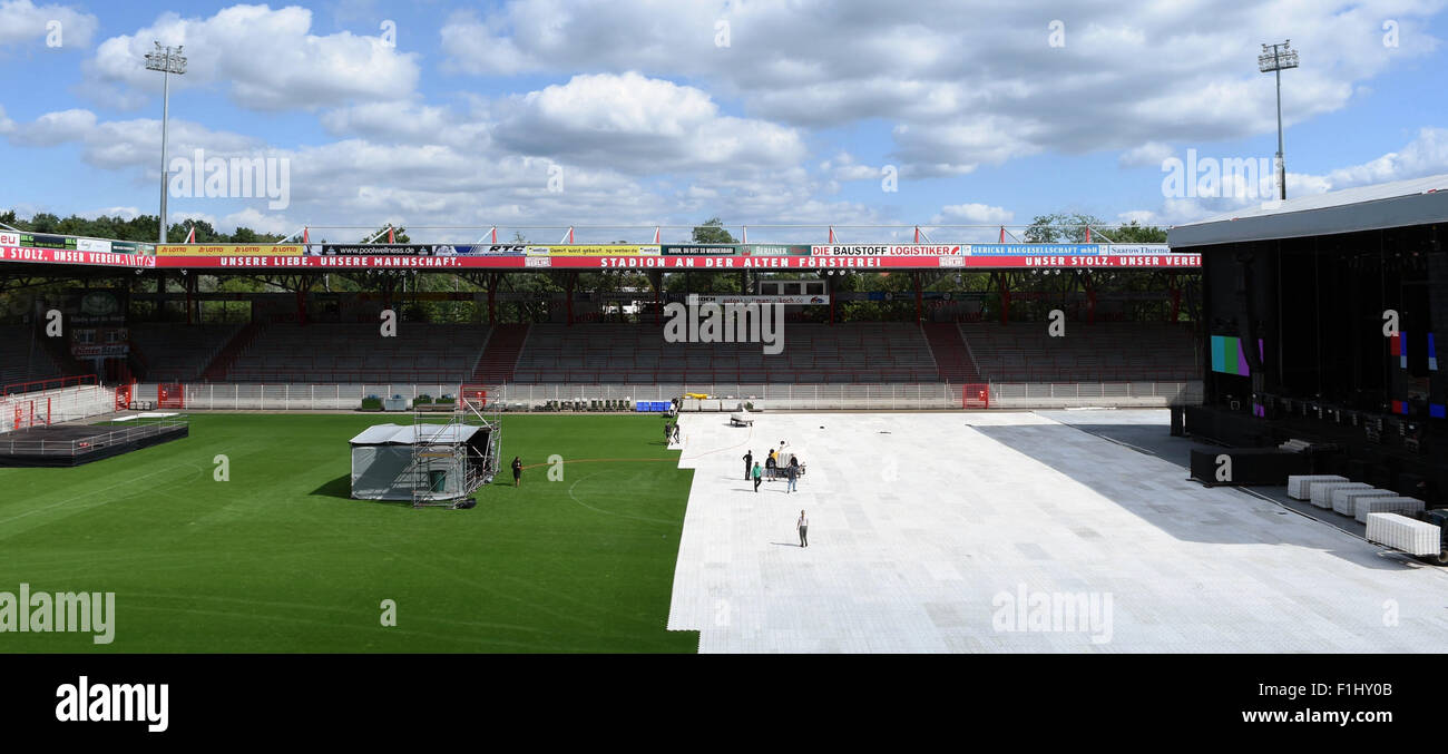 Berlin, Allemagne. 2Nd Sep 2015. Travailleurs couvrent le domaine de l'herbe 1. Stade de soccer FC Union Européenne à Berlin, Allemagne, 2 septembre 2015. Nous le groupe de rock Linkin Park vous donnera un concert dans le stade 3 septembre 2015. PHOTO : SOEREN STACHE/dpa/Alamy Live News Banque D'Images