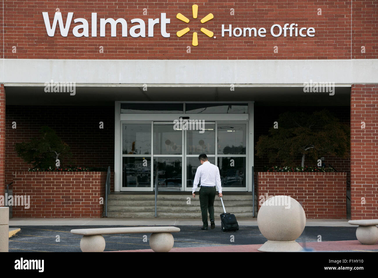 Un logo affiche à l'extérieur du siège de Walmart, connu comme le Home Office à Bentonville, Arkansas le 18 août 2015. Banque D'Images