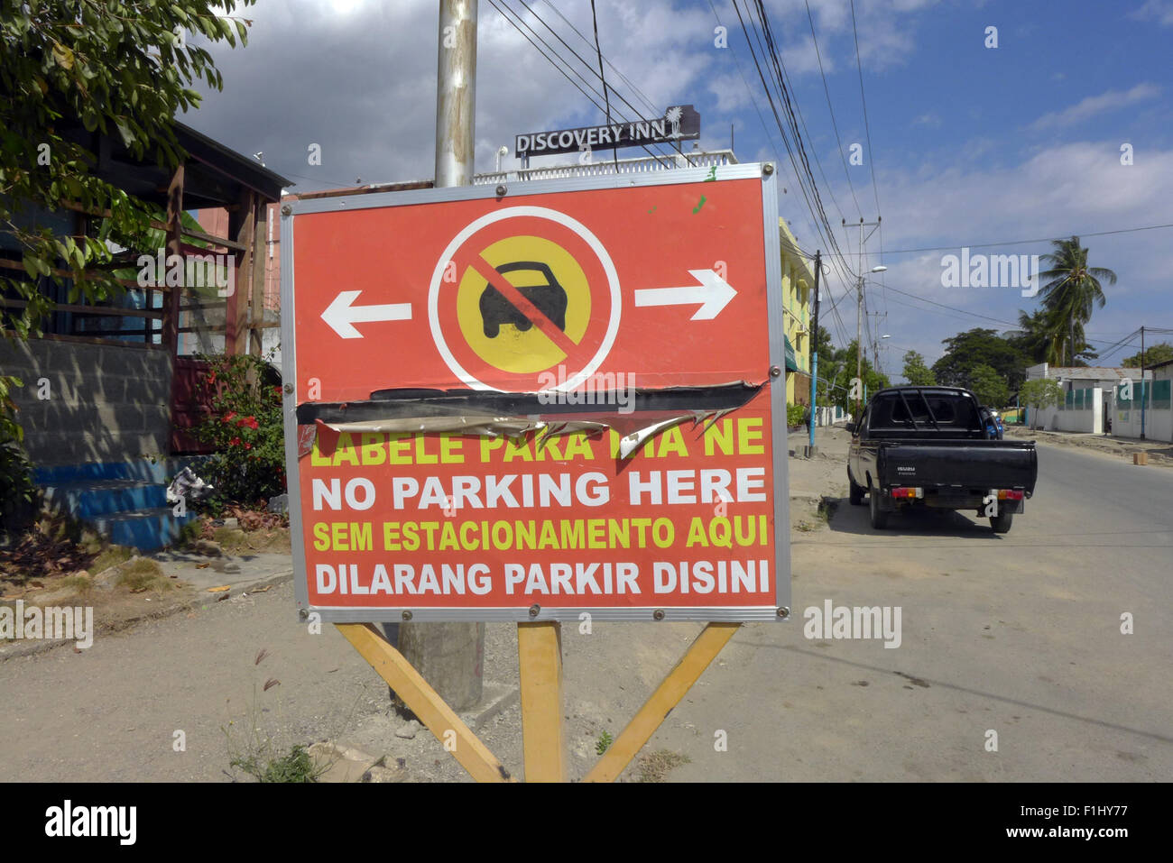 No Parking sign en quatre langues sur une rue à Dili, Timor Leste Banque D'Images