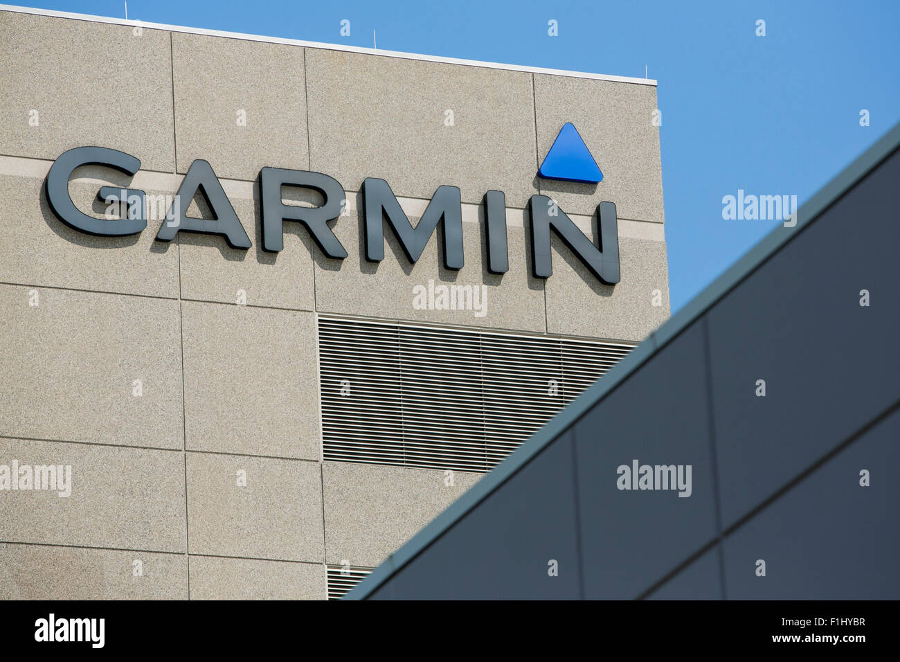 Un logo affiche à l'extérieur du siège social américain de Garmin Ltd., à Olathe, Kansas, le 22 août 2015. Banque D'Images
