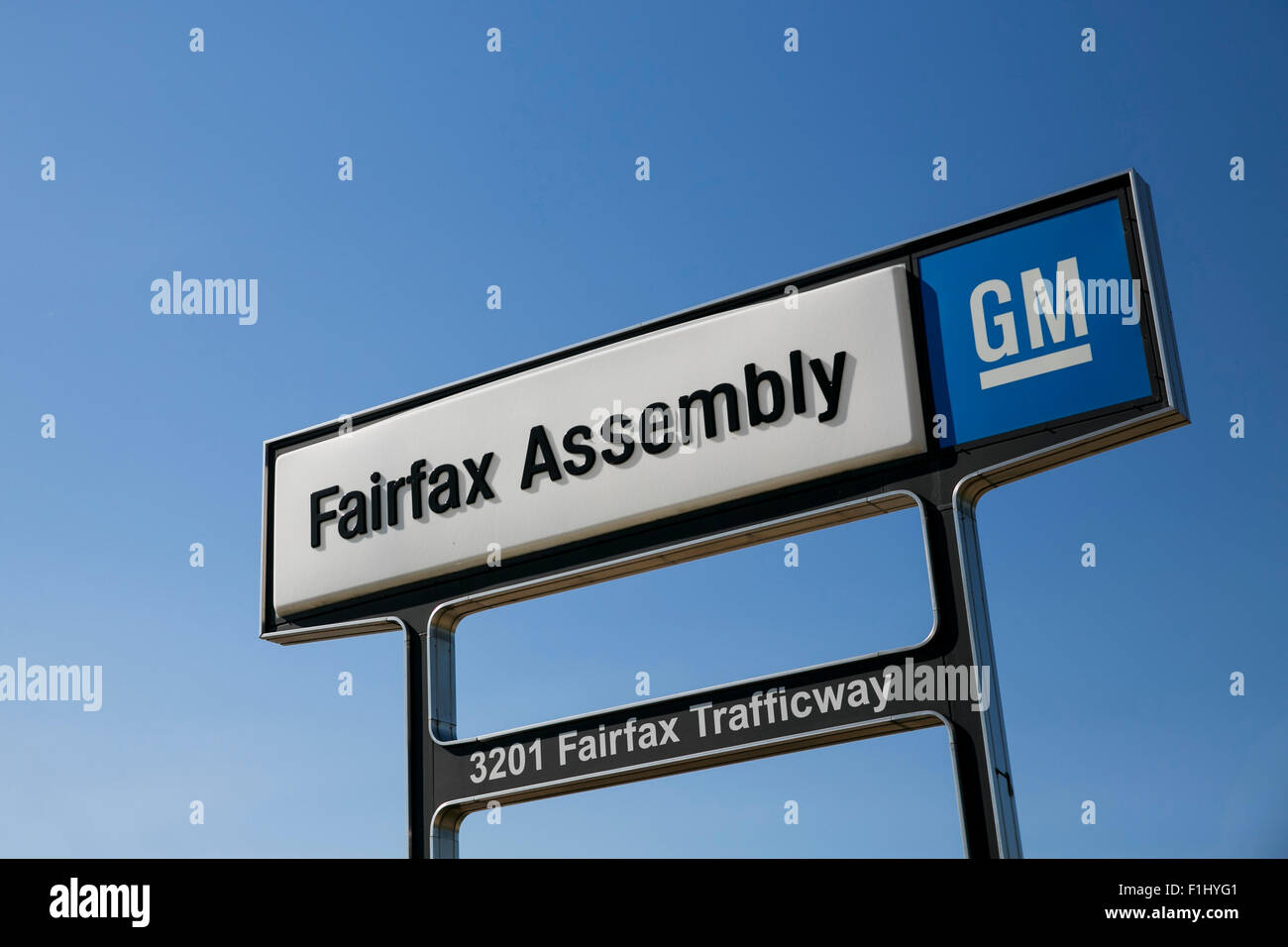 Un logo affiche à l'extérieur de l'usine d'assemblage de Fairfax General Motors à Kansas City, Kansas le 23 août 2015. Banque D'Images