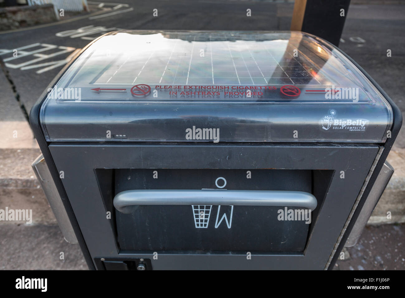 'Gros Ventre' compacteur de déchets à l'énergie solaire. Banque D'Images