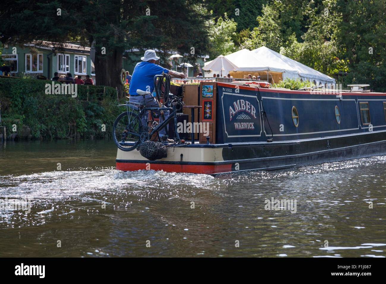 Un petit bateau avec un homme et une femme à bord, s'avancent vers Bristol Centre adopté Beese's Bar et salons de thé sur la rivière Banque D'Images