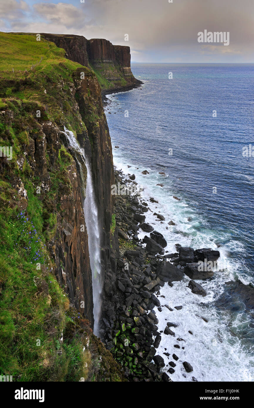 Mealt cascade à Kilt Rock, un 200 mètres de haut de la falaise la dolérite sur l'île de Skye, Trotternish, Highlands, Scotland, UK Banque D'Images