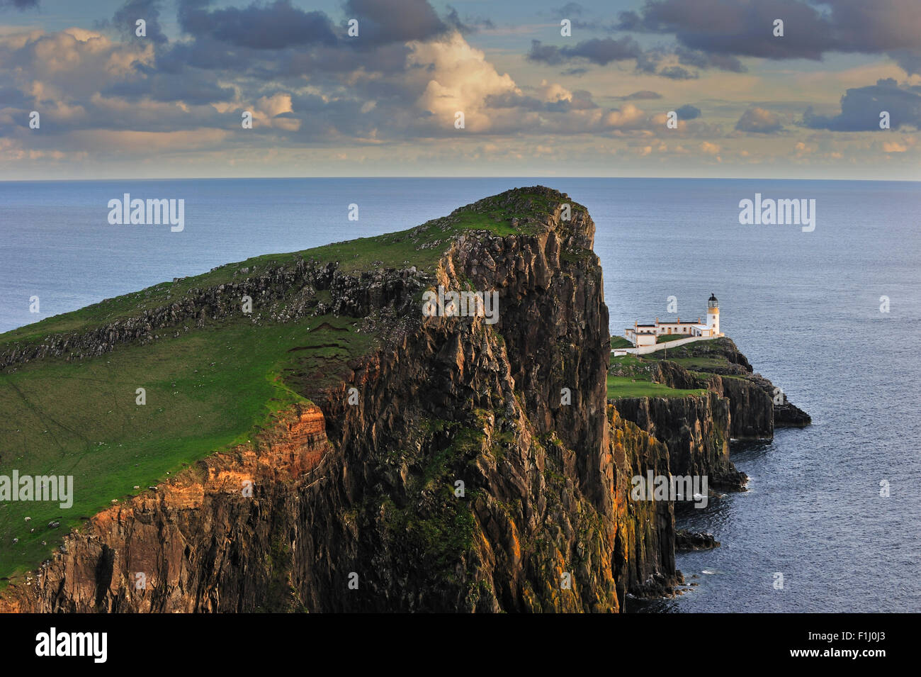 Neist Point Lighthouse au coucher du soleil sur l'île de Skye, Hébrides intérieures, Ecosse, Royaume-Uni Banque D'Images
