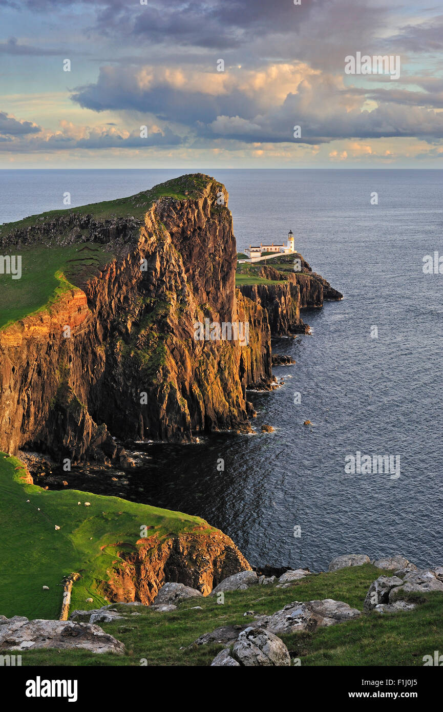 Neist Point Lighthouse au coucher du soleil sur l'île de Skye, Hébrides intérieures, Ecosse, Royaume-Uni Banque D'Images