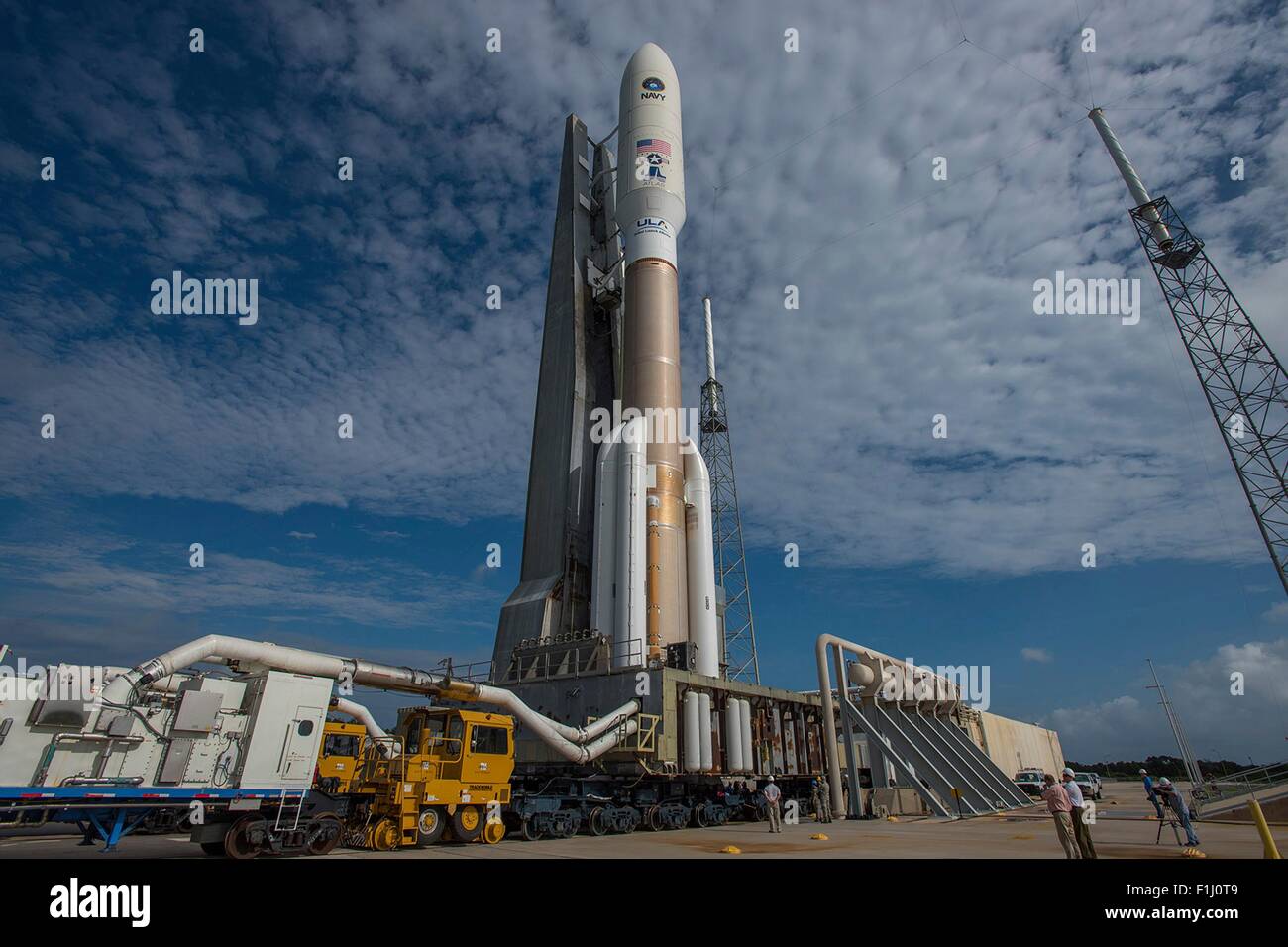 Lancement d'une fusée Atlas V Alliance Marine portant le quatrième objectif de l'utilisateur mobile par satellite du système est roulée de l'intégration verticale de la barre à l'installation complexe de lancement spatial-41 31 août 2015 au Cap Canaveral, en Floride. Banque D'Images