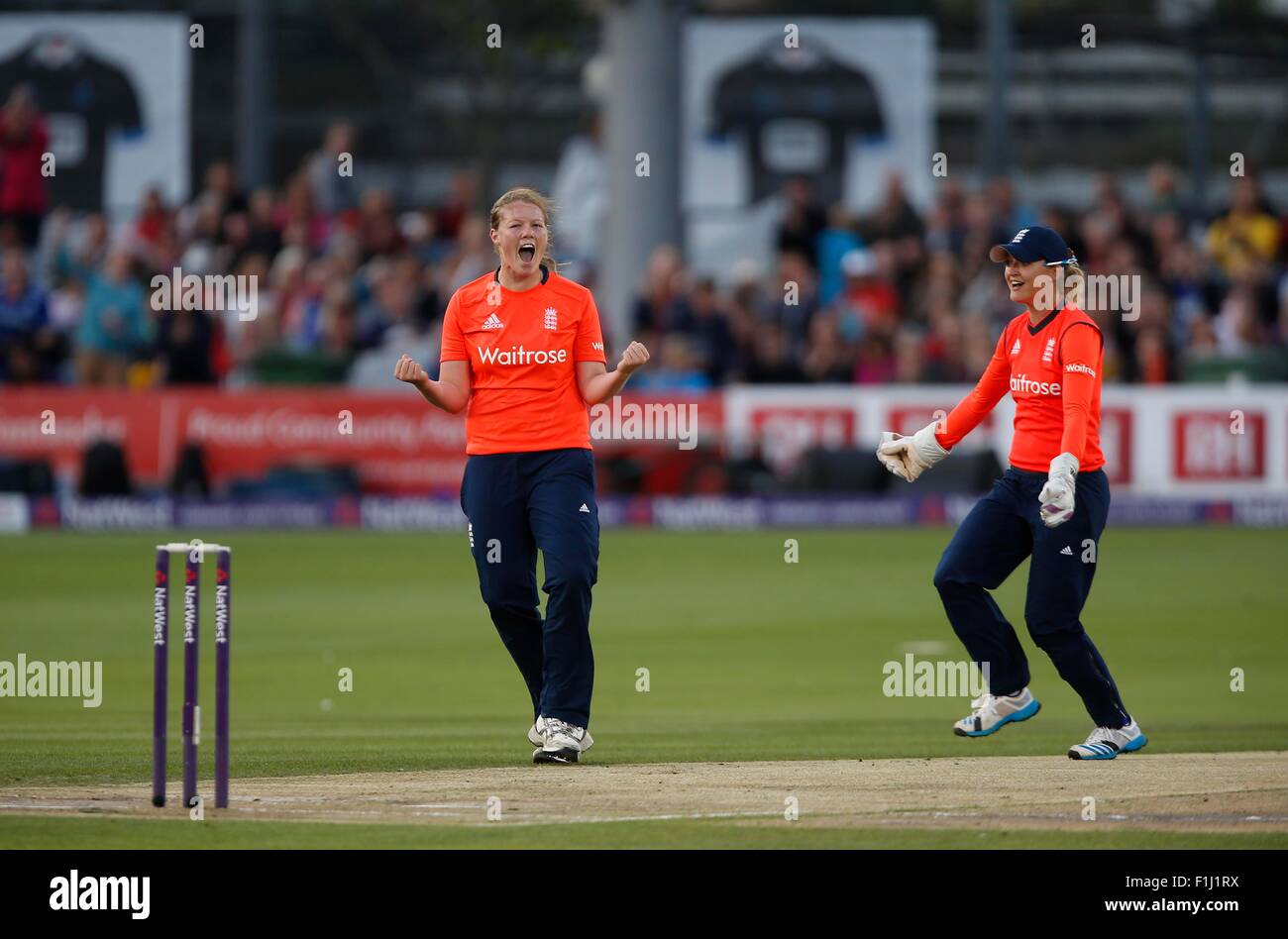 L'Angleterre célèbre en tenant Anya Shrubsole Ellyse Perry guichet pendant le Women's Ashes NatWest T20i match entre l'Angleterre et l'Australie à l'Brightonand hovejobs.com County Ground à Brighton & Hove. Le 28 août 2015. James Boardman / Images téléobjectif Banque D'Images