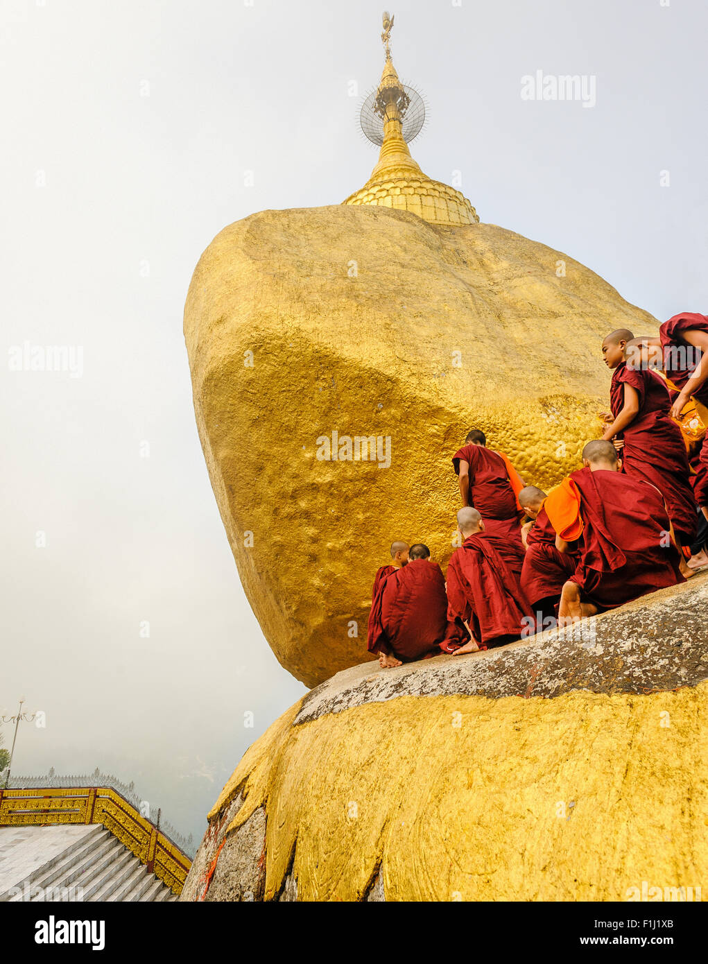 Monks bouddhistes à la Pagode Kyaiktiyo 'Golden Rock' Myanmar Birmanie Banque D'Images