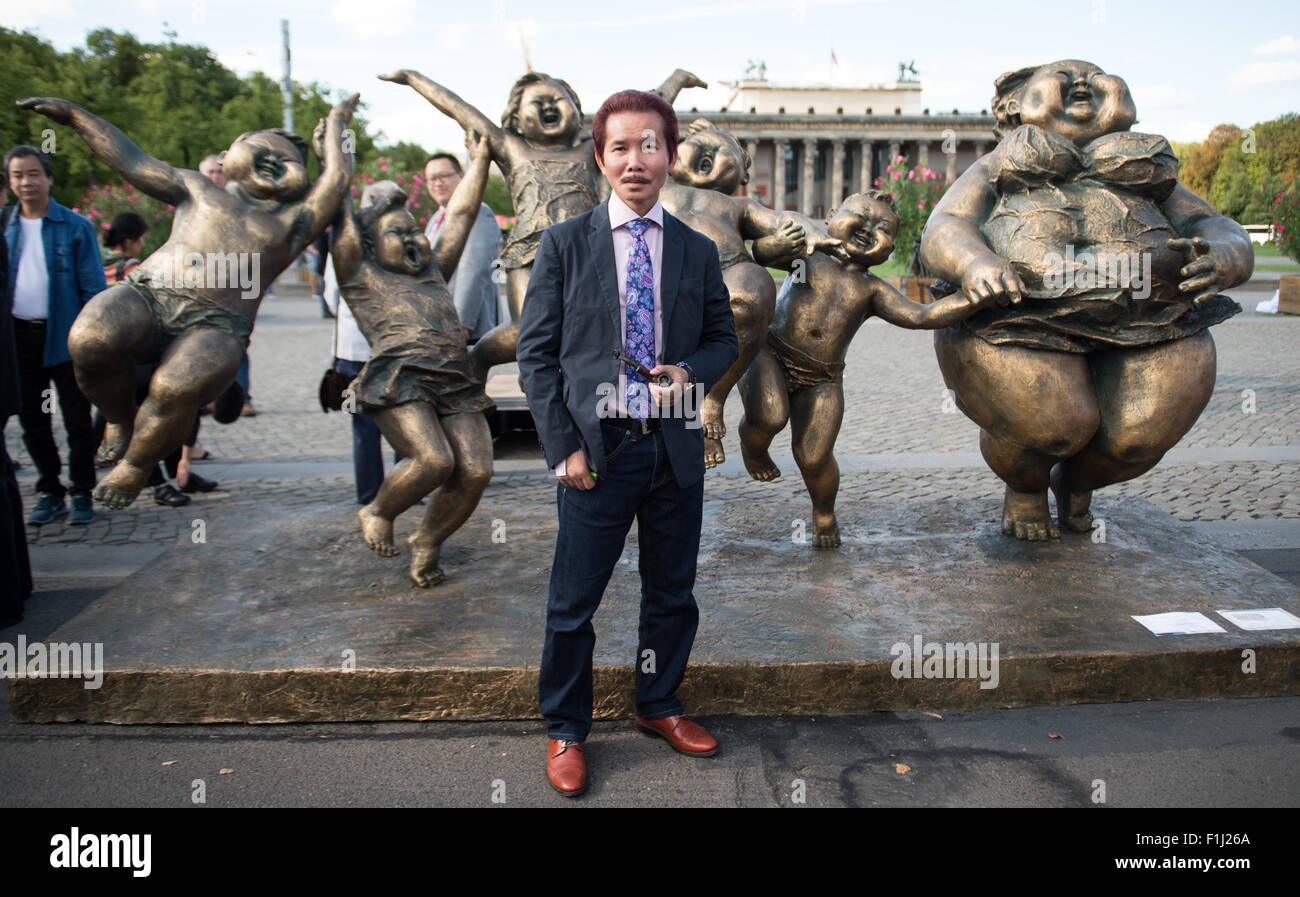 Berlin, Allemagne. 2Nd Sep 2015. L'artiste chinois Xu Hongfei pose au milieu de la sculpture en plein air exposition 'Chubby femmes' à Berlin, Allemagne, 2 septembre 2015. L'exposition de Hongfei a été ouverte le même jour dans l'après-midi. Plusieurs de ses œuvres s'affiche autour de la ville (surtout la Potsdamer Platz) jusqu'au 13 septembre 2015. PHOTO : Bernd VON JURTCZENKA/dpa/Alamy Live News Banque D'Images