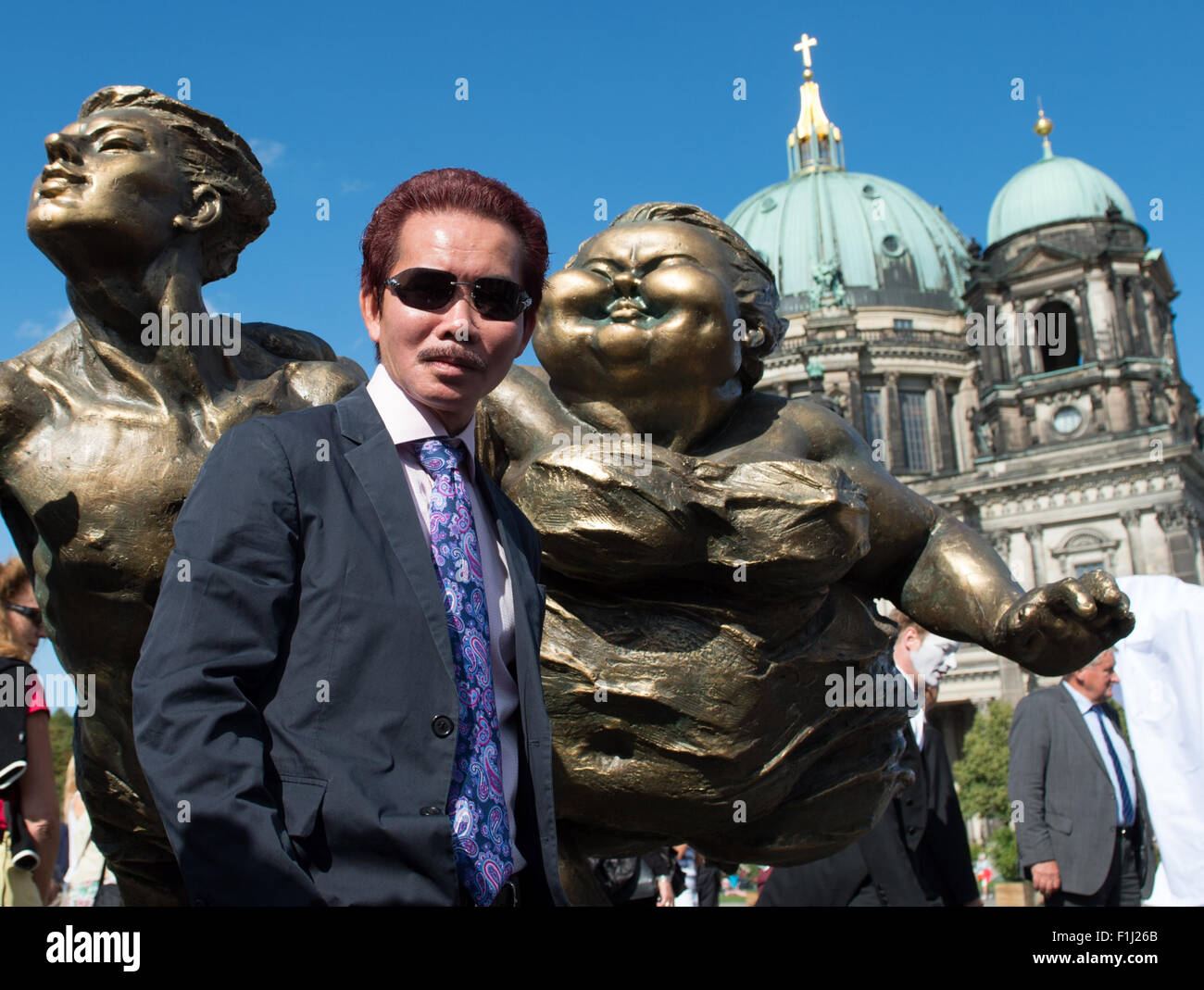 Berlin, Allemagne. 2Nd Sep 2015. L'artiste chinois Xu Hongfei pose au milieu de la sculpture en plein air exposition 'Chubby femmes' à Berlin, Allemagne, 2 septembre 2015. L'exposition de Hongfei a été ouverte le même jour dans l'après-midi. Plusieurs de ses œuvres s'affiche autour de la ville (surtout la Potsdamer Platz) jusqu'au 13 septembre 2015. PHOTO : Bernd VON JURTCZENKA/dpa/Alamy Live News Banque D'Images