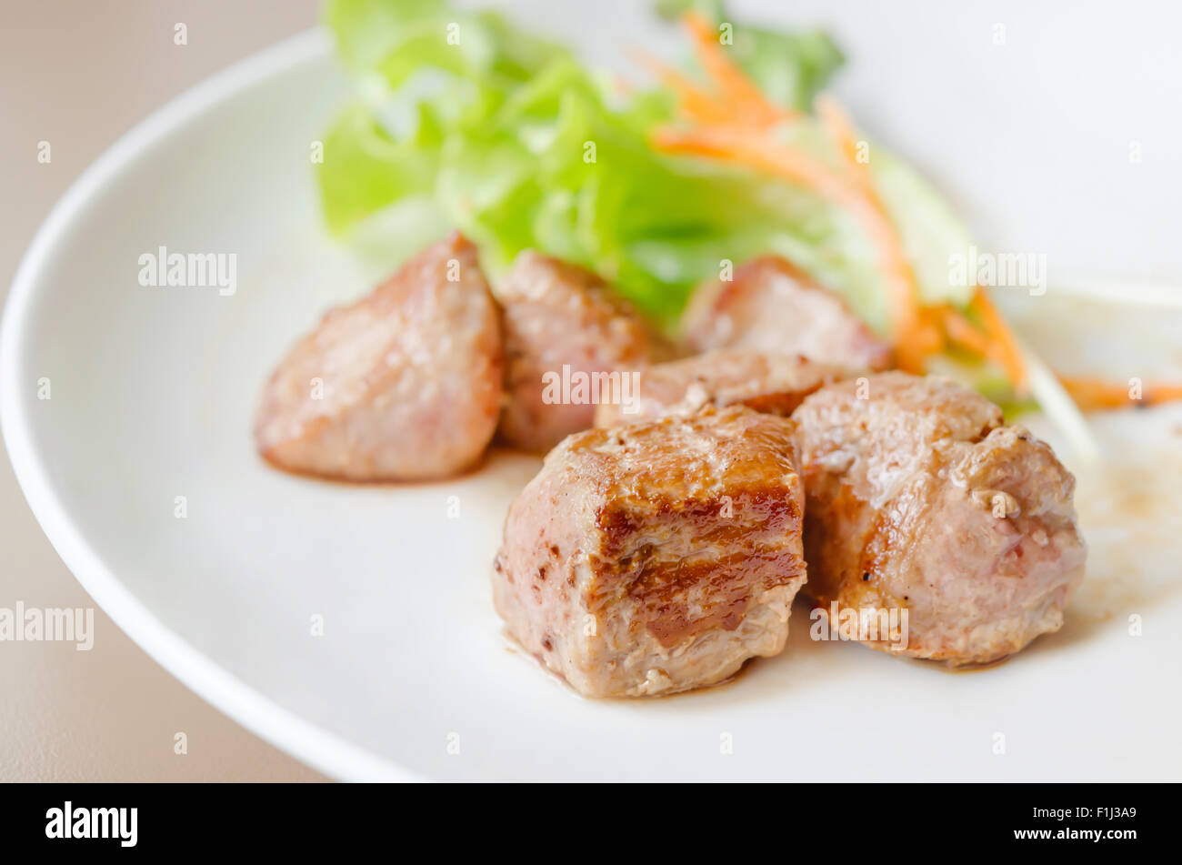 La viande de porc grillée avec salade fraîche sur une plaque Banque D'Images