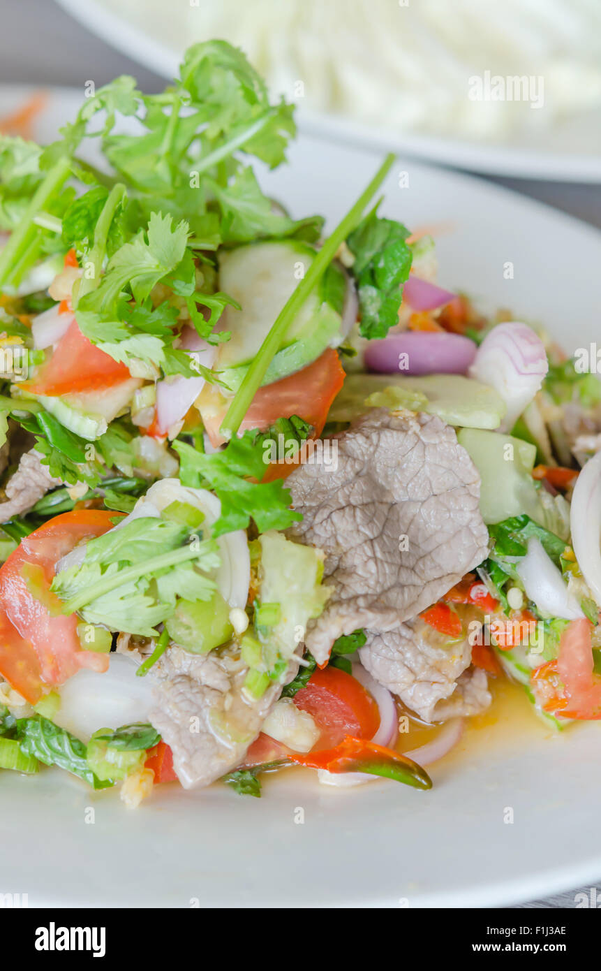 Salade de boeuf grillé épicé , une cuisine de style thaïlandais Banque D'Images