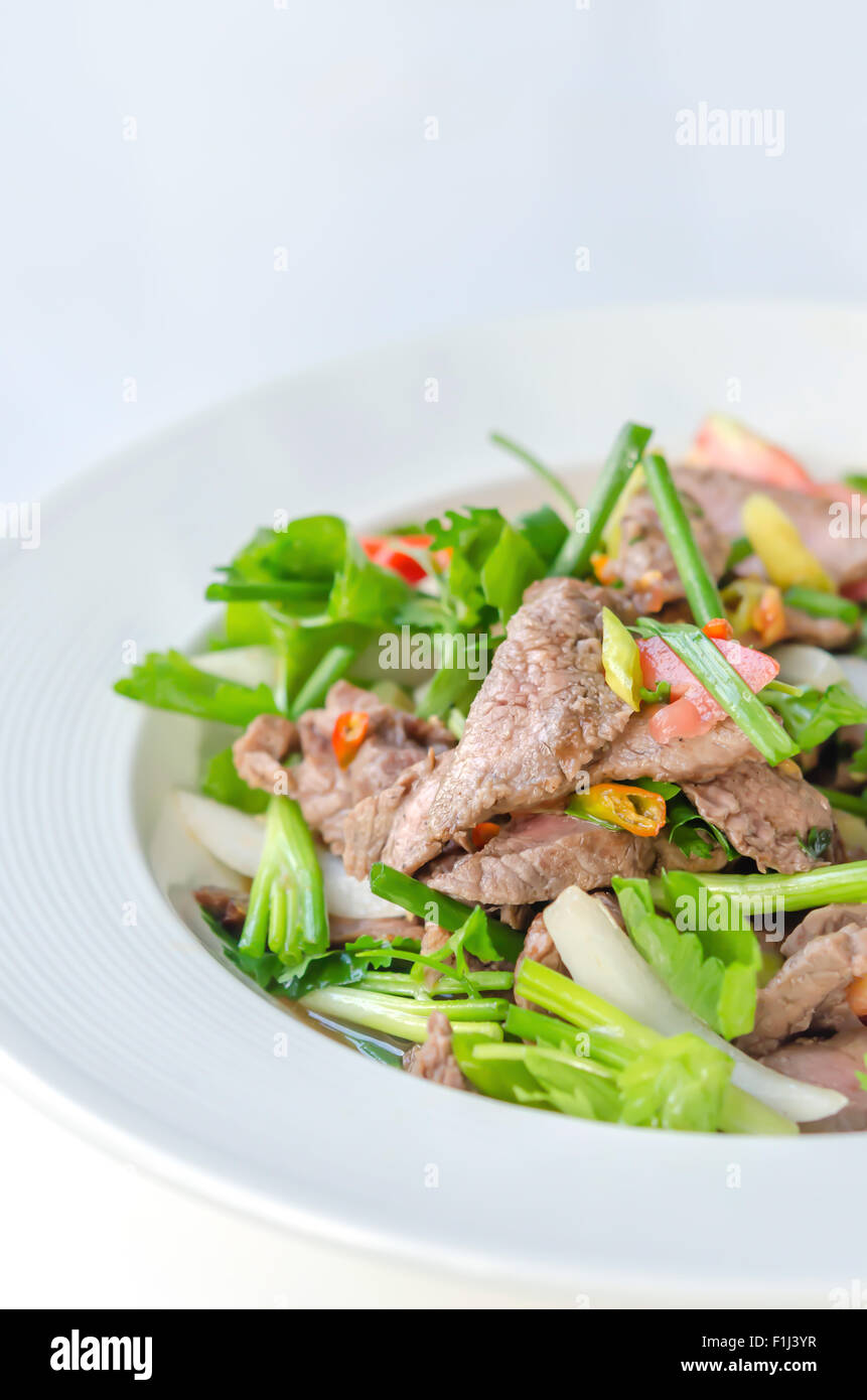 Salade de boeuf grillé épicé , une cuisine de style thaïlandais Banque D'Images