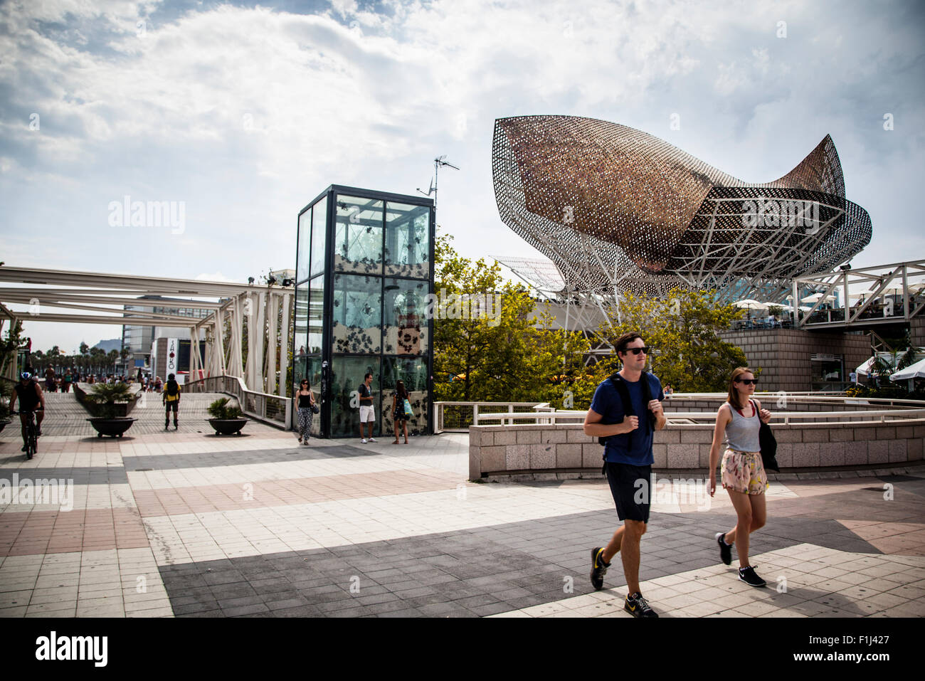 Frank Gehry's peix d'Or (sculpture) de la baleine sur la plage de Barceloneta Banque D'Images