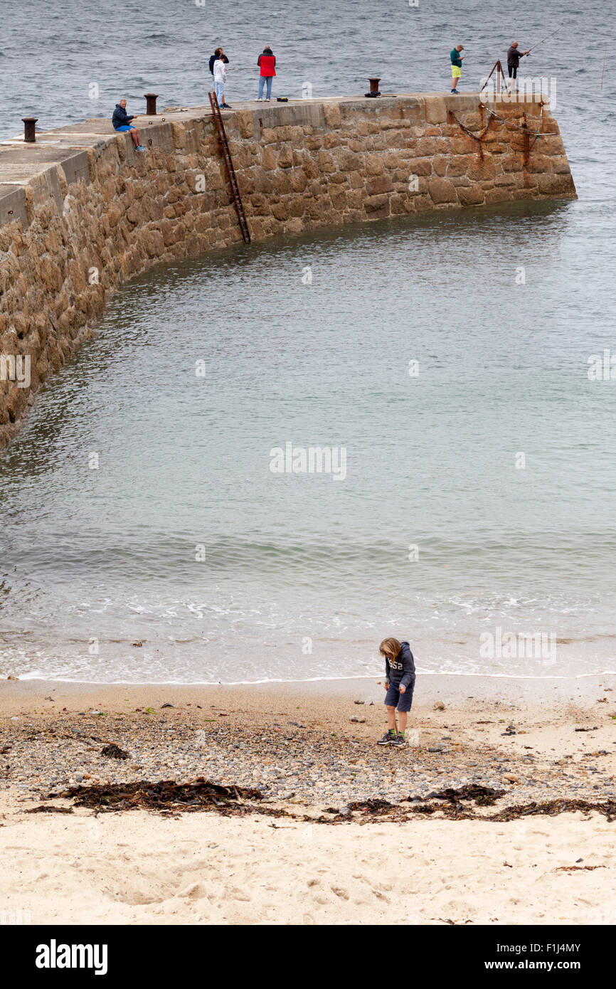 La jetée de Sennen Cove, Cornwall UK, avec les gens de la pêche. Banque D'Images