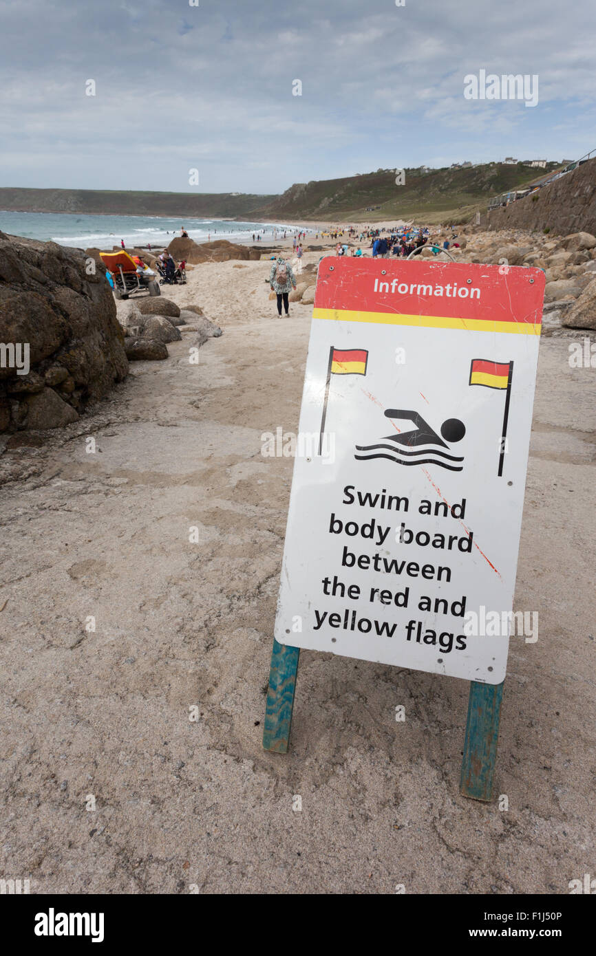 Inscrivez-vous sur la plage de diriger le public de nager entre les drapeaux rouge et jaune, Sennen Cove, Cornwall UK Banque D'Images