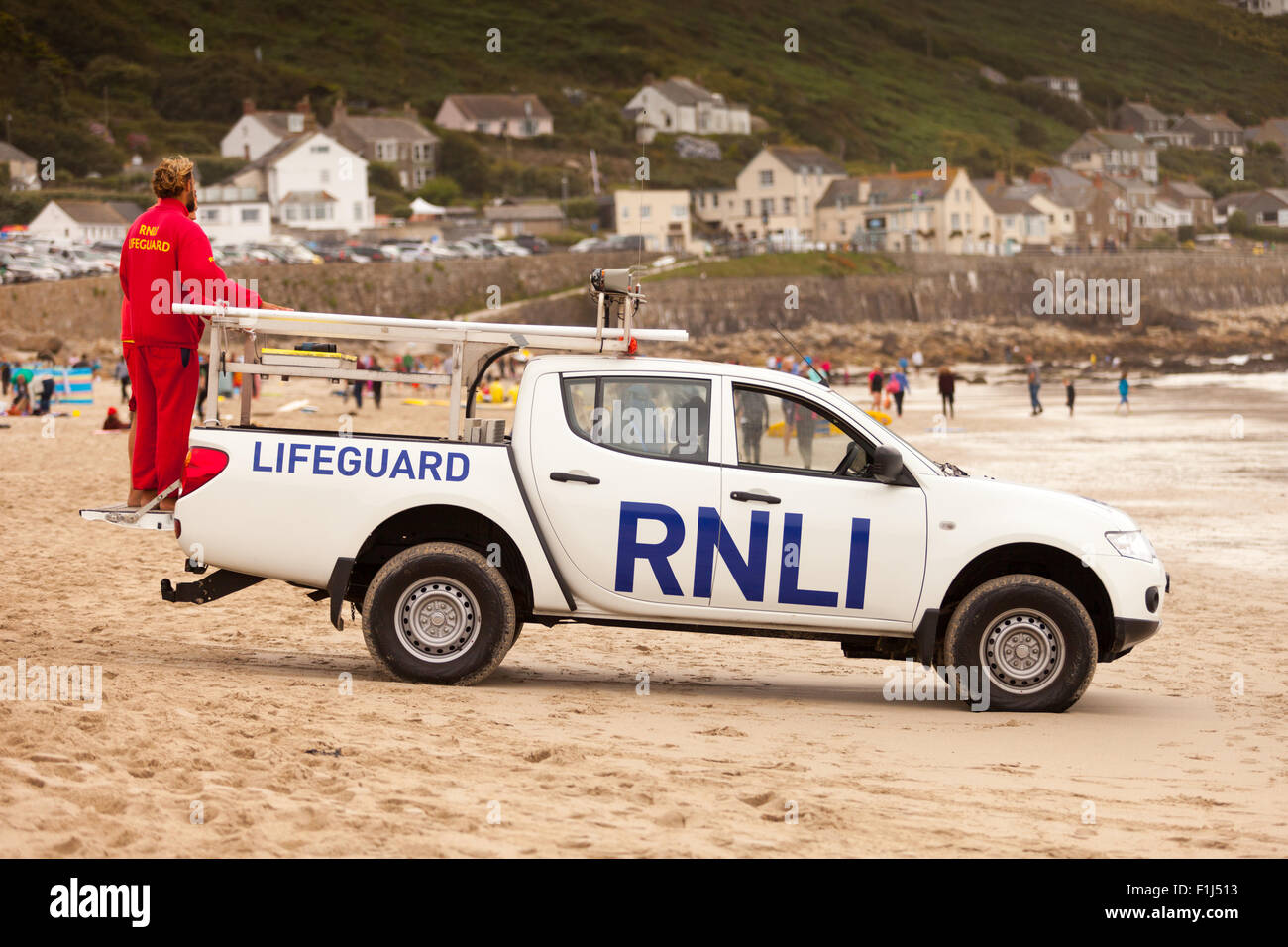 Sauveteur RNLI véhicule pour une utilisation sur les plages pour surveiller la baignade et le surf, Sennen Cove, Cornwall UK Banque D'Images