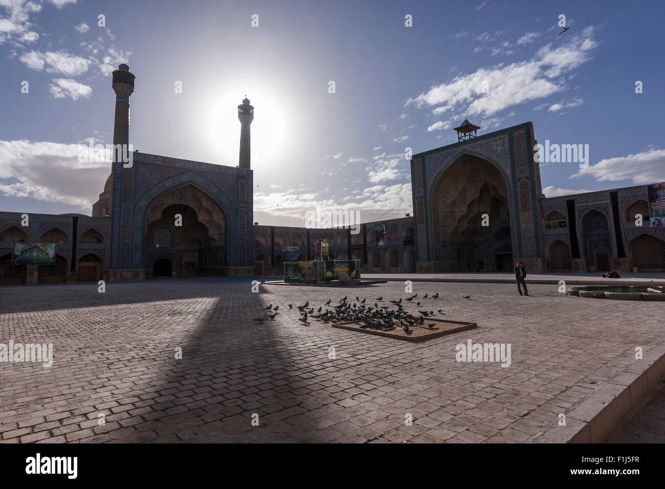 Projection de l'ombre du minaret au côté sud de la mosquée Jameh d'Isfahan, Iran Banque D'Images