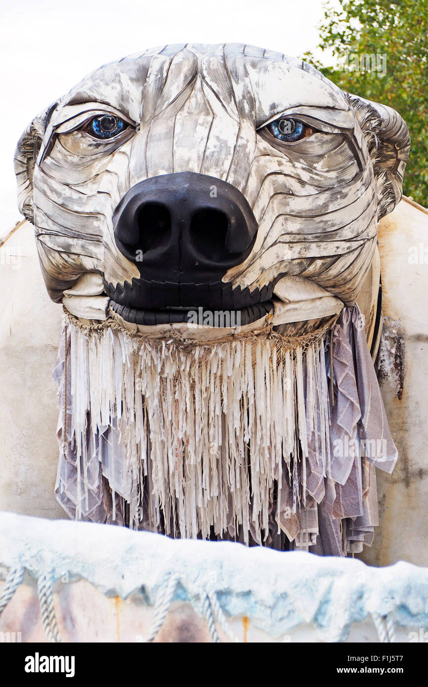 Londres, Royaume-Uni. 2e septembre 2015. Une mécanique géant ours polaire s'est joint à la protestation de Greenpeace à l'extérieur du siège de Shell à Londres pour protester contre l'extraction du pétrole dans l'Arctique par la compagnie pétrolière Crédit : Paul Brown/Alamy Live News Banque D'Images