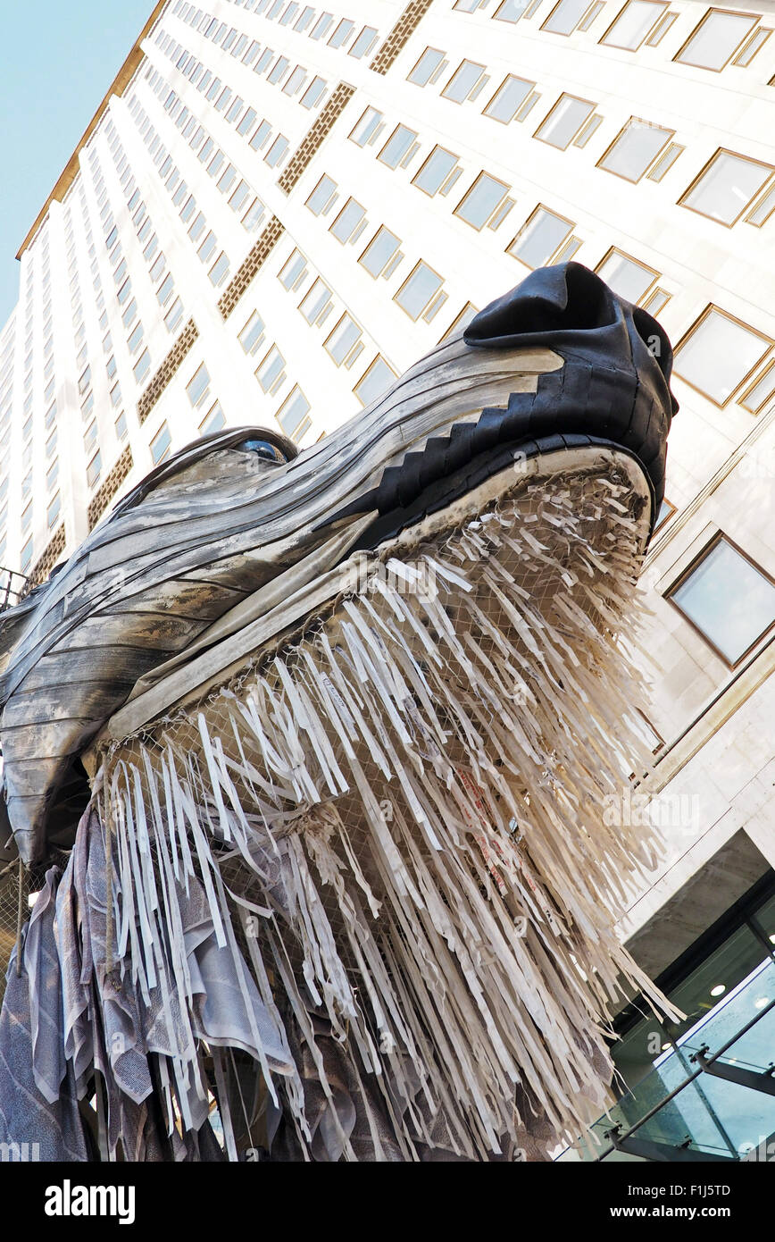 Londres, Royaume-Uni. 2e septembre 2015. Une mécanique géant ours polaire s'est joint à la protestation de Greenpeace à l'extérieur du siège de Shell à Londres pour protester contre l'extraction du pétrole dans l'Arctique par la compagnie pétrolière Crédit : Paul Brown/Alamy Live News Banque D'Images