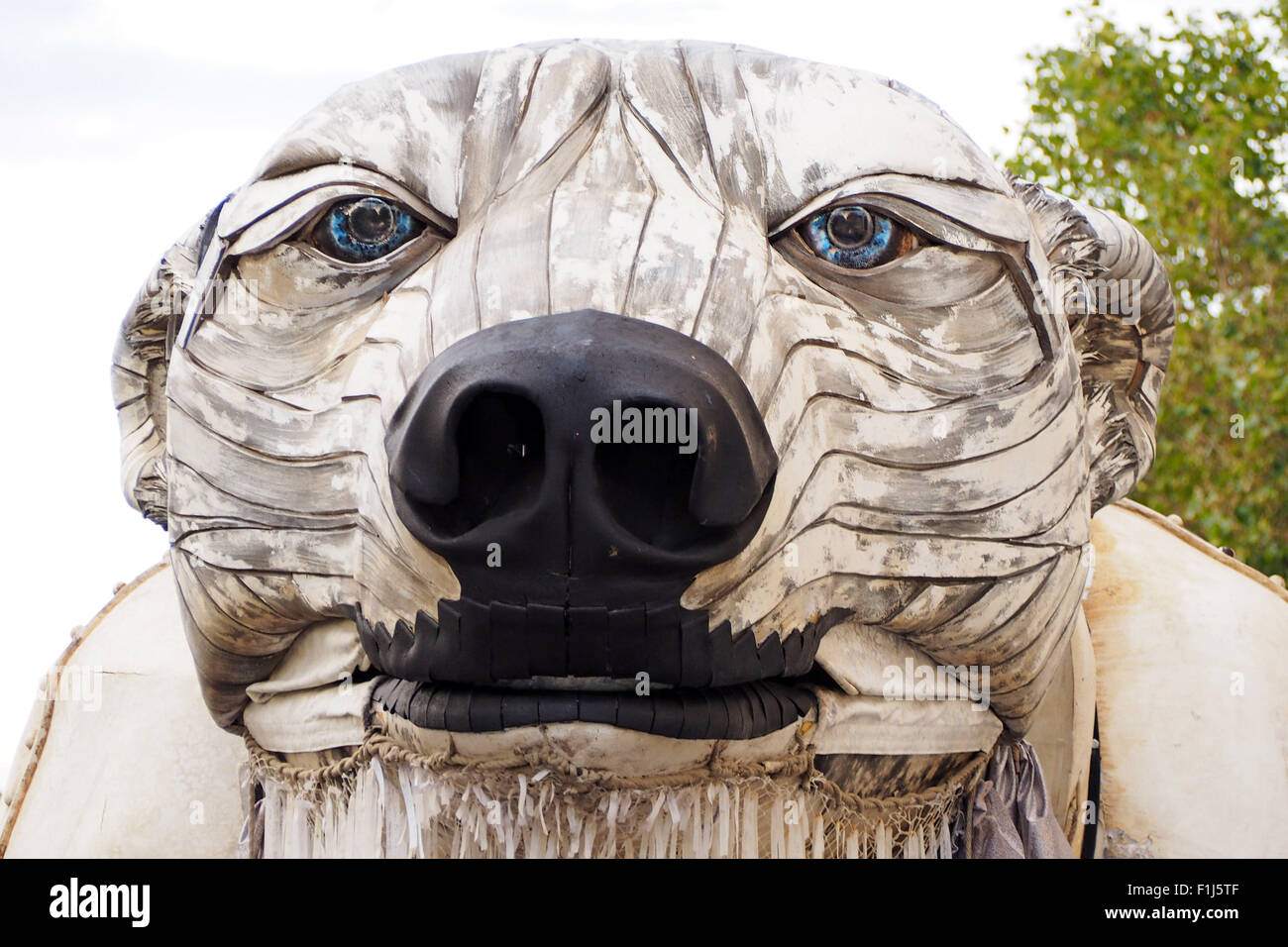 Londres, Royaume-Uni. 2e septembre 2015. Une mécanique géant ours polaire s'est joint à la protestation de Greenpeace à l'extérieur du siège de Shell à Londres pour protester contre l'extraction du pétrole dans l'Arctique par la compagnie pétrolière Crédit : Paul Brown/Alamy Live News Banque D'Images