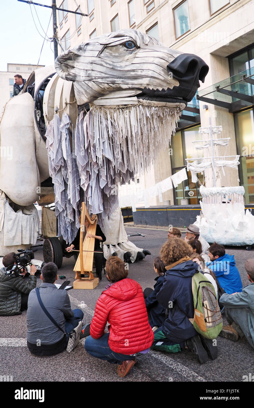 Londres, Royaume-Uni. 2e septembre 2015. Une mécanique géant ours polaire s'est joint à la protestation de Greenpeace à l'extérieur du siège de Shell à Londres pour protester contre l'extraction du pétrole dans l'Arctique par la compagnie pétrolière Crédit : Paul Brown/Alamy Live News Banque D'Images