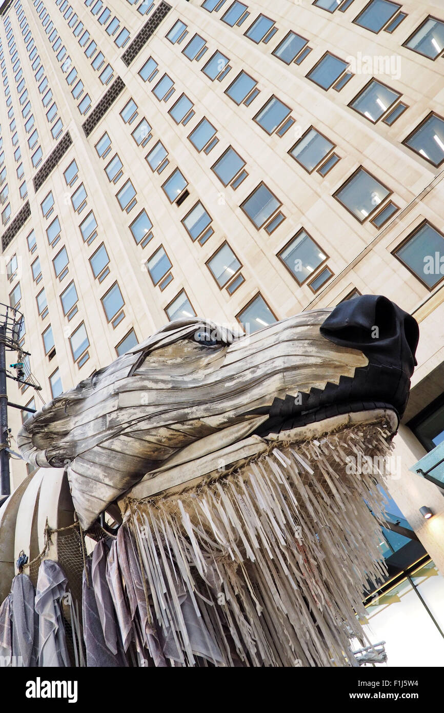 Londres, Royaume-Uni. 2e septembre 2015. Une mécanique géant ours polaire s'est joint à la protestation de Greenpeace à l'extérieur du siège de Shell à Londres pour protester contre l'extraction du pétrole dans l'Arctique par la compagnie pétrolière Crédit : Paul Brown/Alamy Live News Banque D'Images